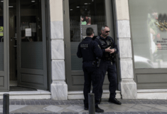 Ληστεία σε τράπεζα στο κέντρο της Αθήνας- «Με βερμούδες και καλάσνικοφ» 