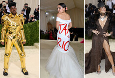 Met Gala 2021: Το φόρεμα «Tax the Rich» της Alexandria Ocasio-Cortez και το φιλί των Bennifer - 8 στιγμές που ξεχώρισαν