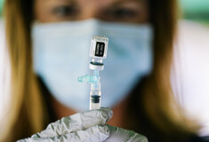 Pfizer και Moderna: Η προστασία των εμβολίων για τον κορωνοϊό εξασθενεί με τον χρόνο - Αιτήματα για τρίτη δόση