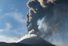 Η Αίτνα «ξυπνά» και πάλι: Καπνός, λάβα και πυρακτωμένα πετρώματα από τον κρατήρα