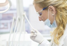 Επίσκεψη σε οδοντίατρο με rapid test για εμβολιασμένους, με μοριακό για ανεμβολίαστους