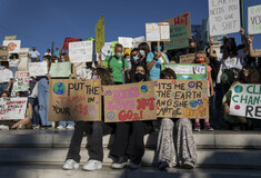 «Make love not CO2»: Νέοι στους δρόμους της Αθήνας, κατά της κλιματικής κρίσης (Φωτογραφίες)