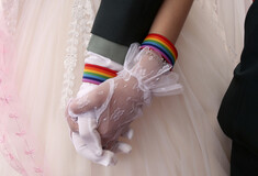 Γάμο ομόφυλων ζευγαριών και τεκνοθεσία προτείνει ο ΣΥΡΙΖΑ-ΠΣ