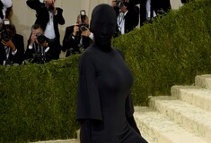Halloween 2021: Κιμ Καρντάσιαν και ο Σαμάνος της Qanon τα πιο δημοφιλή κοστούμια