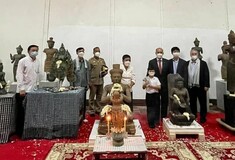 Η Καμπότζη πανηγυρίζει την επιστροφή πέντε αρχαίων γλυπτών των Χμερ από συλλογή ιδιώτη 