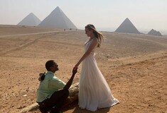 Ταξιδεύει σε όλο τον κόσμο με το νυφικό της- Η «παράδοση» που ξεκίνησε ένα ζευγάρι, μετά τον γάμο (Φωτογραφίες)