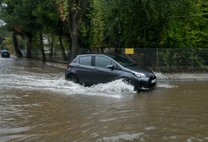 Κέρκυρα: Αυτοκίνητο παρασύρεται από τα ορμητικά νερά λόγω της κακοκαιρίας «Μπάλλος» [ΒΙΝΤΕΟ]