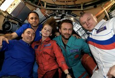 Ρωσία: Επέστρεψε στη Γη το κινηματογραφικό συνεργείο, που γύρισε την πρώτη ταινία στο διάστημα
