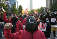 Χιλιάδες συνδικαλιστές διαδήλωσαν φορώντας στολές του Squid Game στη Νότια Κορέα