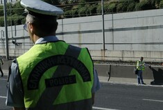 Ρομά έκλεισαν την Αττική Οδό στο ύψος του Ασπροπύργου – Φωτιές και ένταση στο σημείο