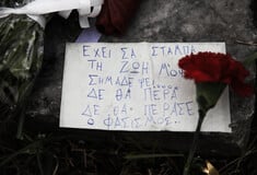 Πολυτεχνείο 48 χρόνια μετά: Ζωγραφιές και λουλούδια ως φόρος τιμής σε εκείνους που χάθηκαν