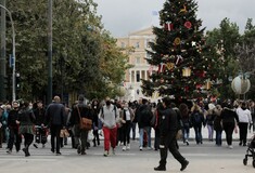 Κόσμος περπατά στην διάβαση της πλατείας Συντάγματος