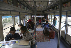 Αφγανιστάν: Τα λεωφορεία-βιβλιοθήκες επιστρέφουν στην Καμπούλ και σκορπούν παιδικά χαμόγελα