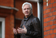 Τζούλιαν Ασάνζ: Βρετανικό δικαστήριο λέει πως ο ιδρυτής των Wikileaks μπορεί να εκδοθεί στις ΗΠΑ