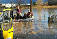 Κακοκαιρία: Απεγκλωβίζουν κατοίκους με βάρκες σε χωριό της Λαμίας -Ζημιές από την υπερχείλιση Αχέροντα και Λούρου