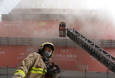 Χονγκ Κονγκ: Φωτιά στο Παγκόσμιο Κέντρο Εμπορίου - Δεκάδες εγκλωβισμένοι, τουλάχιστον ένας τραυματίας