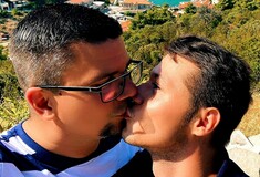 Ο πρώτος ανοιχτά γκέι βουλευτής της Κροατίας φιλάει τον σύντροφό του σε μια ισχυρή επίδειξη αγάπης