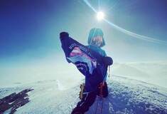 Η σημαία των τρανς στην ψηλότερη κορυφή της Ανταρκτικής