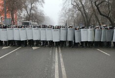 Χάος στο Καζακστάν: Στις φλόγες δημόσια κτήρια, διαδηλώσεις και συλλήψεις μετά την παραίτηση της κυβέρνησης