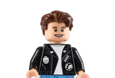 Σχεδιαστής μηνύει τη Lego για αντιγραφή μπουφάν σε φιγούρα του Queer Eye