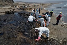 Περού: Κλειστές τρεις παραλίες λόγω πετρελαιοκηλίδας μετά από την έκρηξη του ηφαιστείου στην Τόνγκα