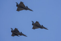 Τα πρώτα έξι Rafale πέταξαν πάνω από την Ακρόπολη
