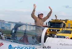 Μία 19χρονη έγινε η νεότερη γυναίκα που έκανε μόνη της τον γύρο του κόσμου με ένα μηχανοκίνητο αεροσκάφος