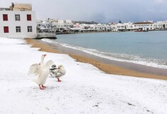 Κακοκαιρία «Ελπίς»: Στα «λευκά» οι Κυκλάδες - Χιονοκαταιγίδες στο Αιγαίο, νέα επιδείνωση από το βράδυ