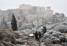 Εικόνες από την κακοκαιρία «Ελπίδα» στην Αττική: Χιόνια ως το κέντρο της Αθήνας, κλειστοί δρόμοι