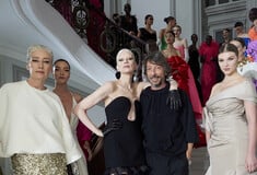 Valentino Spring 2022 Couture: Το τελευταίο οχυρό στερεοτυπικής ομορφιάς μόλις καταρρίφθηκε