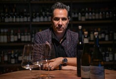«Πείτε άφοβα τι σας αρέσει και ρωτήστε για να μάθετε»: Ένας master of wine μας λύνει βασικές απορίες για το κρασί