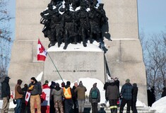 Καναδάς: Διαδηλωτές στην Οτάβα ούρησαν σε μνημείο πολέμου- Έρευνα από τις αρχές 