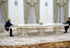 Μακρόν – Πούτιν: Το Κρεμλίνο επιβεβαιώνει το παρασκήνιο πίσω από το μακρύ τραπέζι 