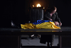 Ένας «νεκρός» σκεπασμένος με την σημαία της Ουκρανίας στη σκηνή του Τεάτρο Ρεάλ στη Μαδρίτη