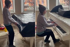 Ουκρανή παίζει πιάνο για τελευταία φορά πριν αφήσει το βομβαρδισμένο σπίτι της και συγκινεί