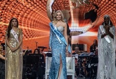 Η νέα Μις Κόσμος στέφθηκε εν μέσω εκκλήσεων για ειρήνη στην Ουκρανία- Άναψαν 7.000 κεριά επί σκηνής 