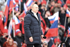 Με μπουφάν 13.000 ευρώ εμφανίστηκε ο Πούτιν στην φιλοπολεμική φιέστα