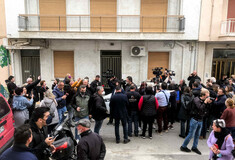 Θάνατος 3 παιδιών στην Πάτρα: Οργισμένο πλήθος έξω από το σπίτι της μητέρας που συνελήφθη