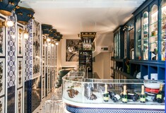 Blue Oyster: Ένα νέο μαγαζί με όστρακα, προσιτές σαμπάνιες και ετερόκλητες μουσικές στην Κολοκοτρώνη