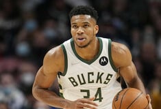 Ο Γιάννης Αντετοκούνμπο με φανέλα των Bucks