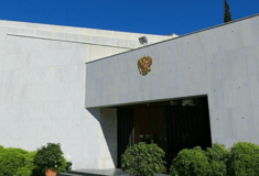 Η ρωσική πρεσβεία στην Αθήνα απειλεί μετά τις απελάσεις των 12 διπλωματών: «Θα υπάρξουν συνέπειες»