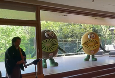 Η Τζασίντα Άρντερν επισκέφτηκε την Ιαπωνία- Εκεί την υποδέχτηκαν δύο τεράστια ακτινίδια που χόρευαν πένθιμα
