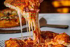 ΣΑΒΒΑΤΟ Deep dish pizza: Η ιστορία της και πού θα την απολαύσετε στην Αθήνα 
