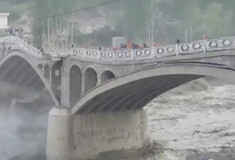 Πακιστάν: Η στιγμή κατάρρευσης γέφυρας λόγω πλημμυρών που προκάλεσε ο έντονος καύσωνας 