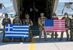 Συμβολικές πτήσεις αμερικανικών και ελληνικού C-130, πάνω από την Αθήνα