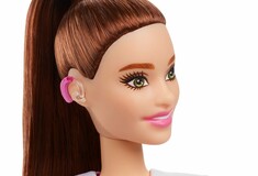 Η Barbie με ακουστικά βαρηκοΐας για πρώτη φορά