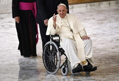 Ο πάπας Φραγκίσκος ζήτησε τεκίλα για να περάσει ο πόνος στο γόνατο