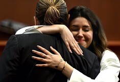 Ο Τζόνι Ντεπ αγκαλιάζει την δικηγόρο του μετά το «στρίμωγμα» στην Άμπερ Χερντ