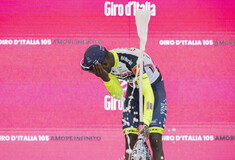 Στο νοσοκομείο ο νικητής του Giro d’ Italia- Τραυματίστηκε στο μάτι από φελλό σαμπάνιας