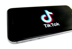 TikTok: Κίνδυνοι, τραυματισμοί ακόμα και θάνατοι στο βωμό των likes - Οι πιο επικίνδυνες «προκλήσεις» 